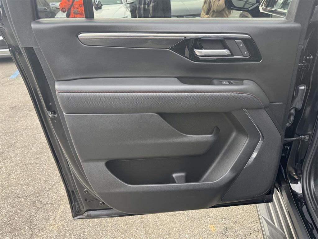 2025 Chevrolet Suburban 4WD RST