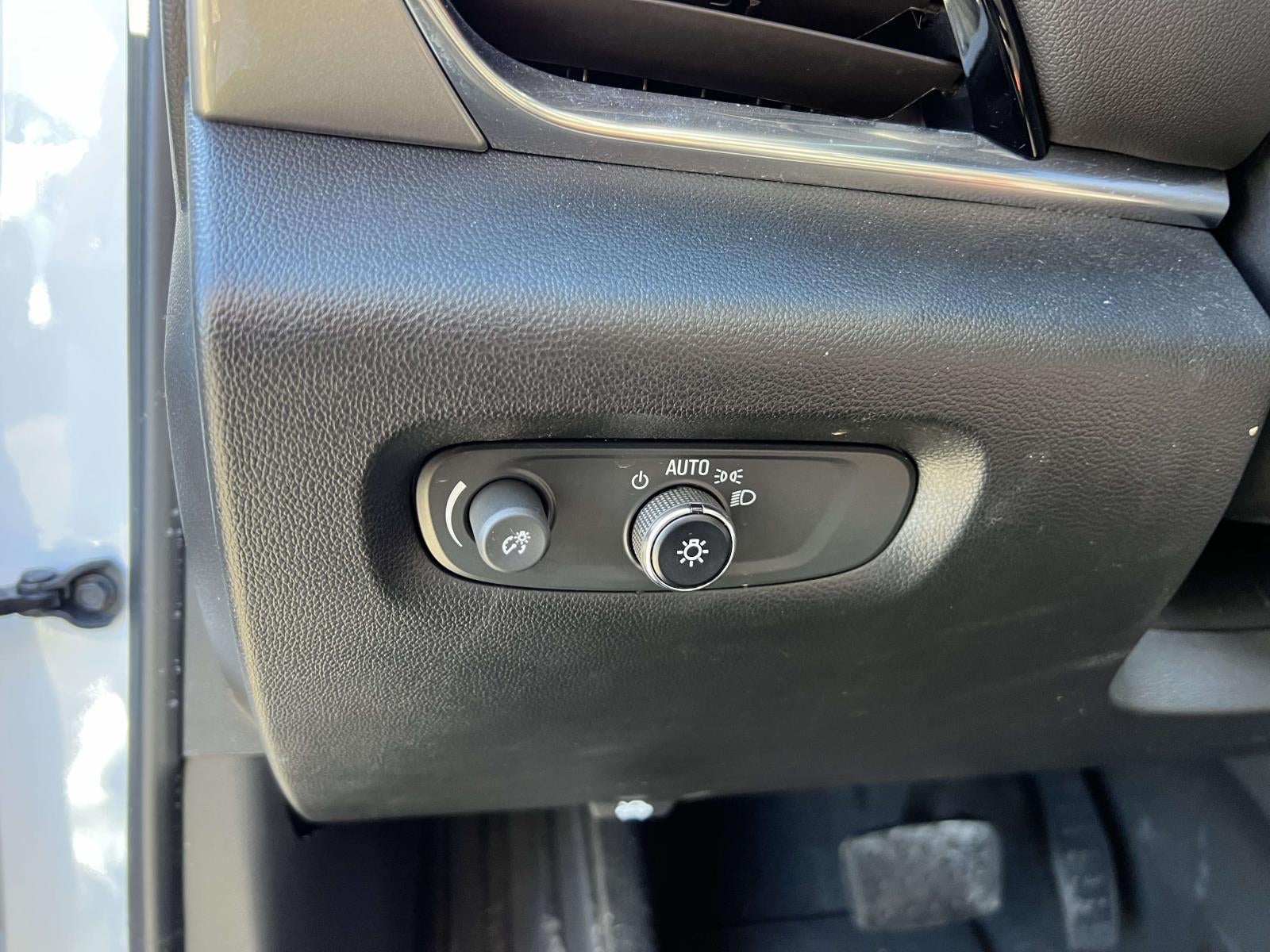 2023 Chevrolet Traverse AWD LT Leather