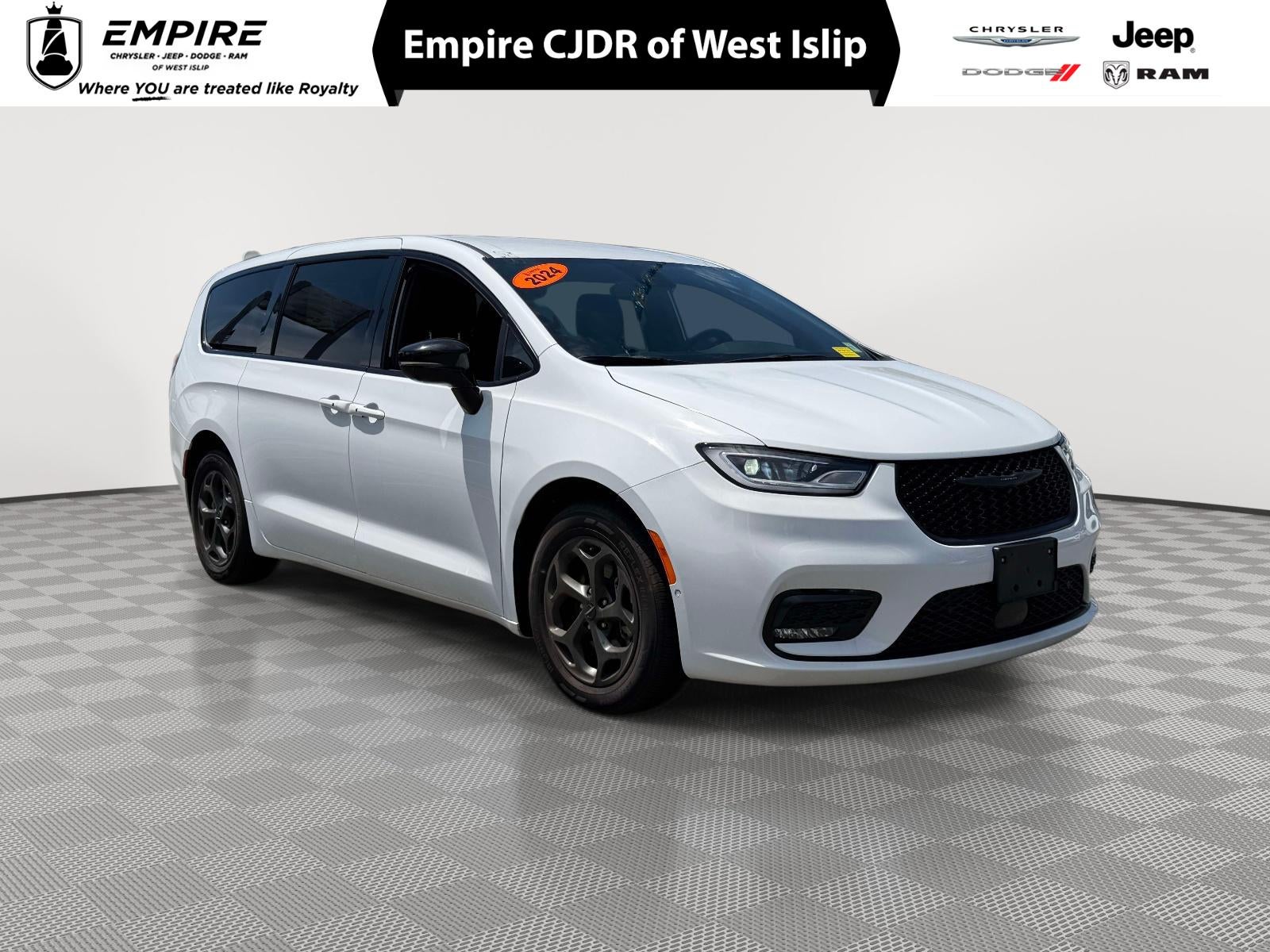 2024 Chrysler Pacifica Hybrid Select S-Appearance PHEV's photo