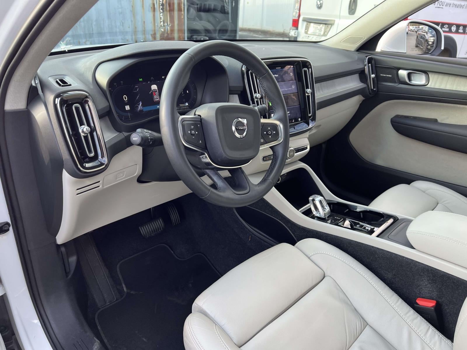 2023 Volvo XC40 B5 Ultimate Bright Theme