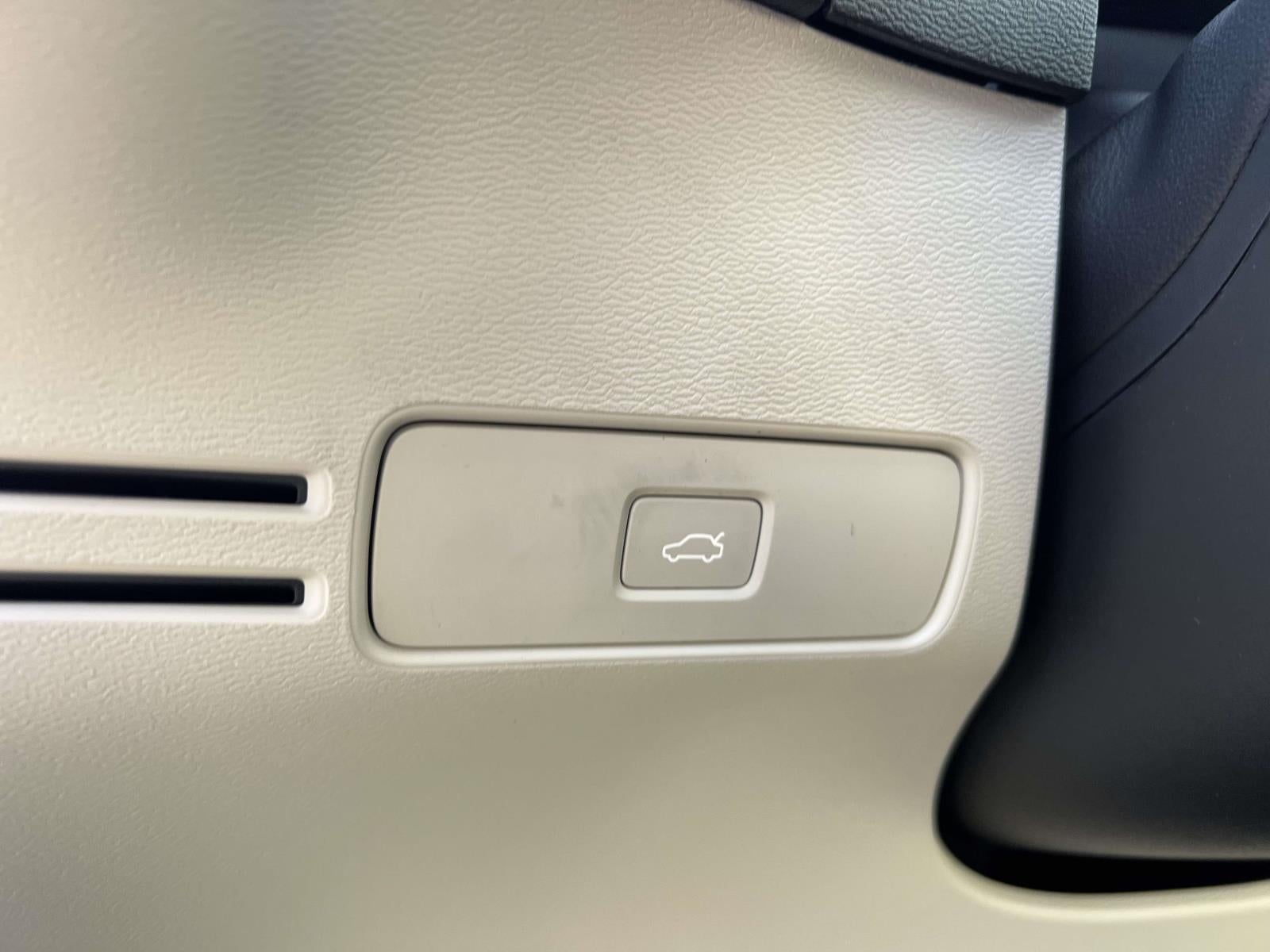 2023 Volvo XC40 B5 Ultimate Bright Theme