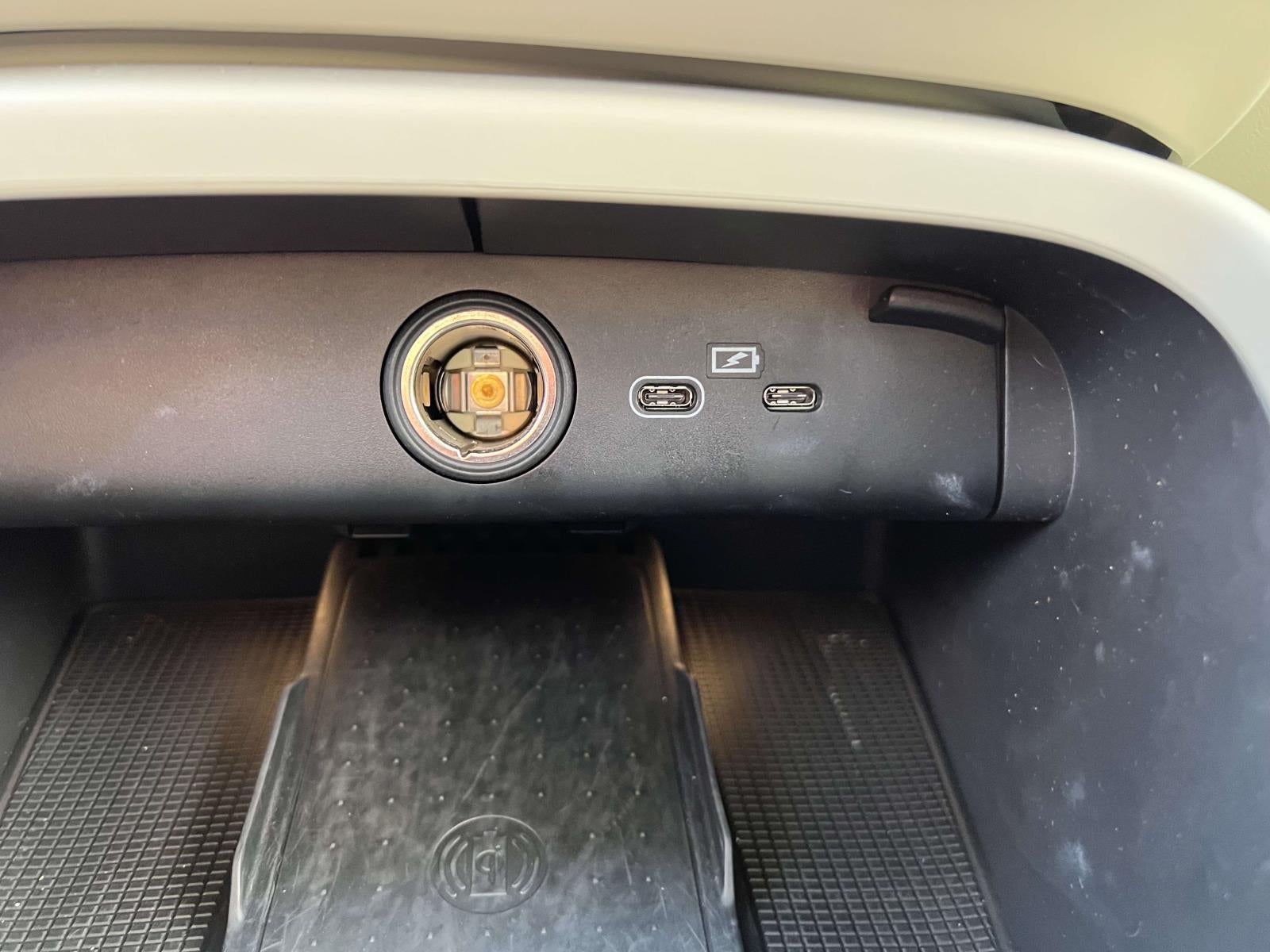 2023 Volvo XC40 B5 Ultimate Bright Theme