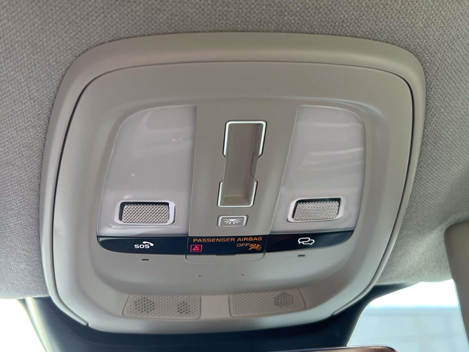 2023 Volvo XC40 B5 Ultimate Bright Theme