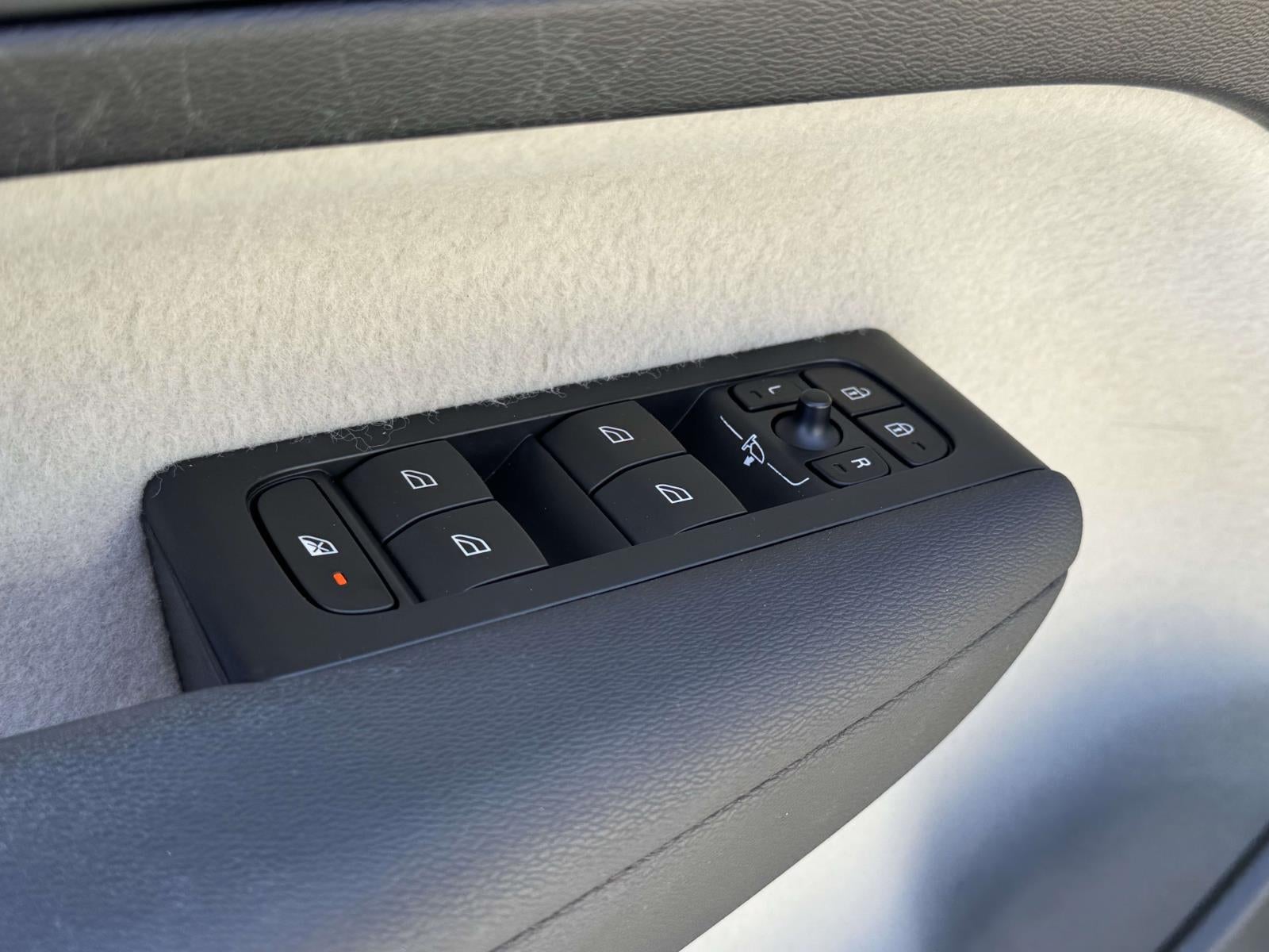 2023 Volvo XC40 B5 Ultimate Bright Theme