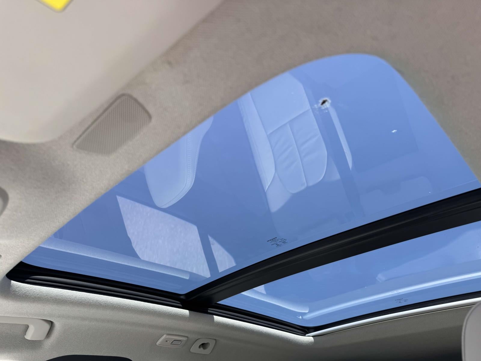 2023 Volvo XC40 B5 Ultimate Bright Theme