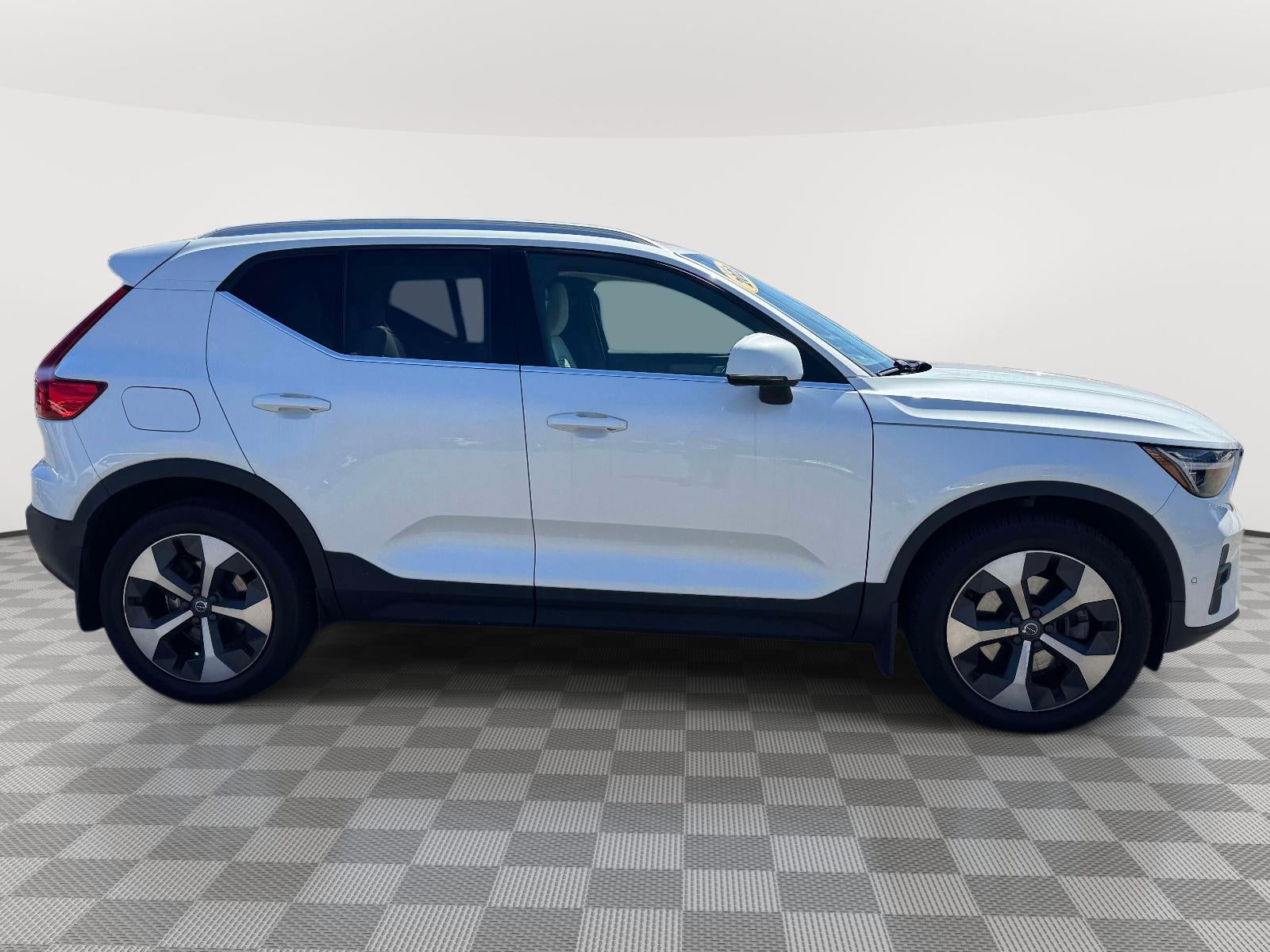 2023 Volvo XC40 B5 Ultimate Bright Theme