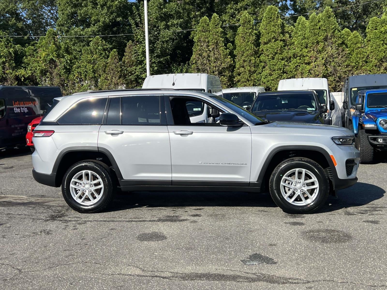 2025 Jeep Grand Cherokee GRAND CHEROKEE LAREDO X 4X4