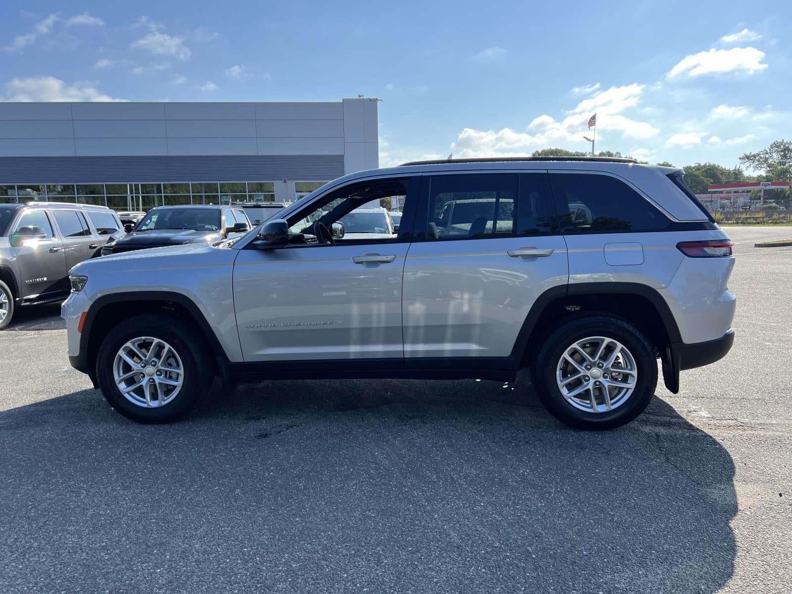 2025 Jeep Grand Cherokee GRAND CHEROKEE LAREDO X 4X4