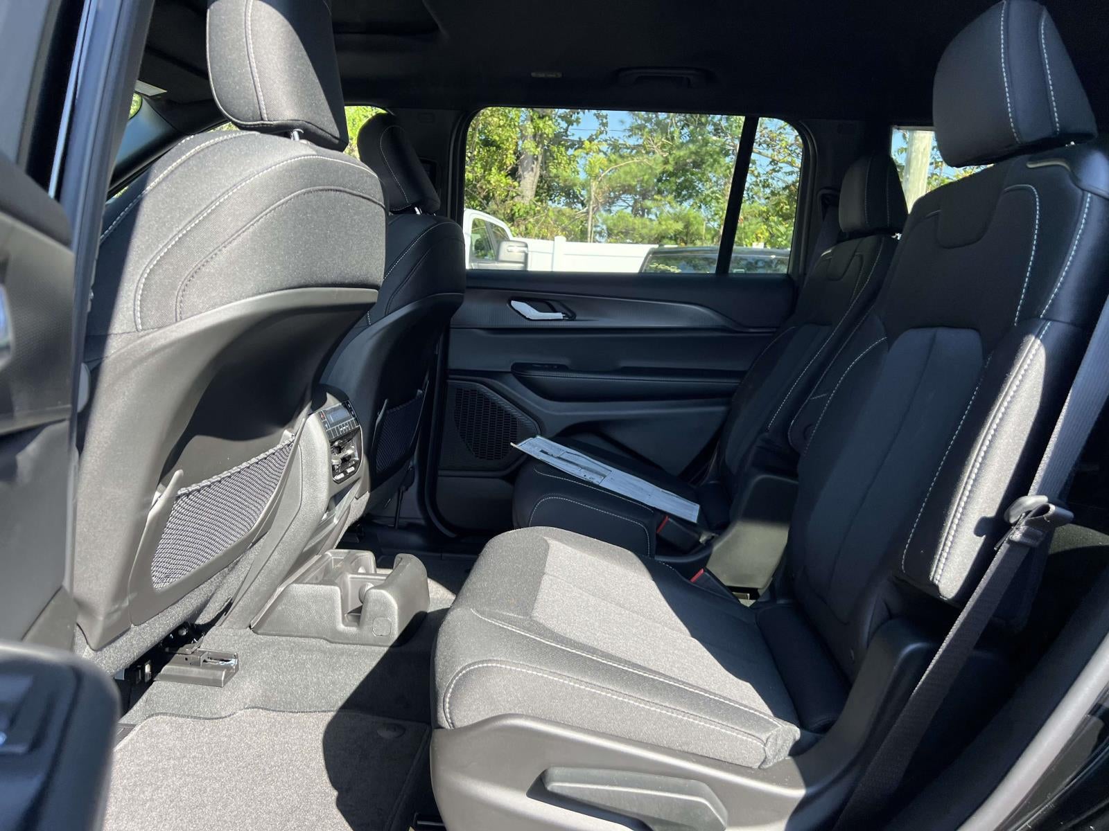 2025 Jeep Grand Cherokee GRAND CHEROKEE L LAREDO X 4X4